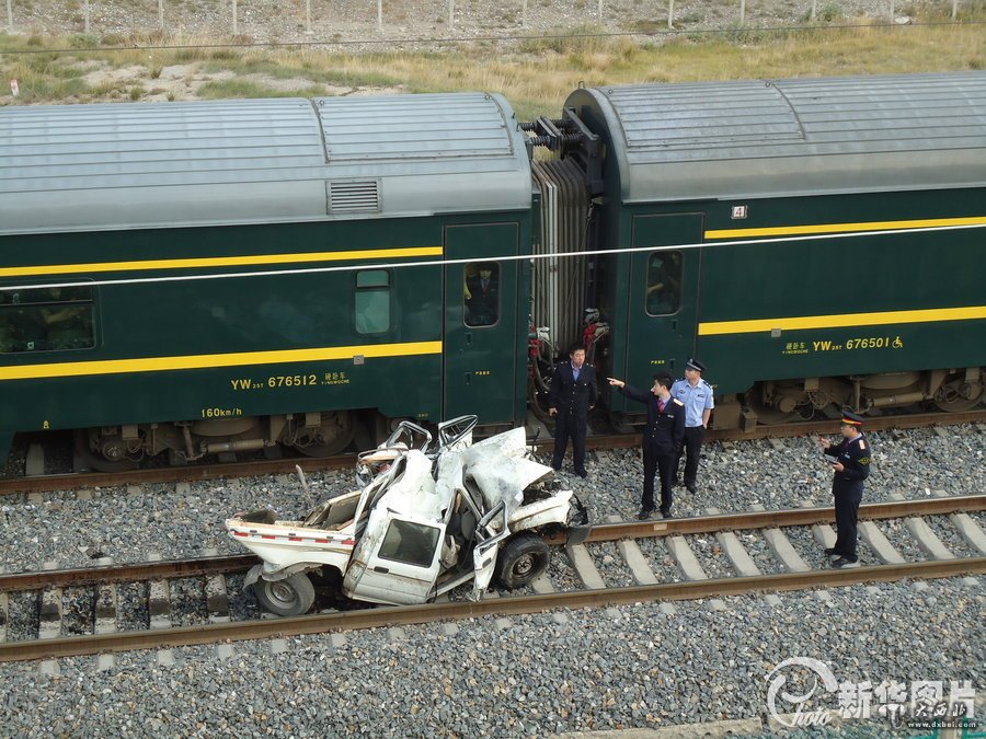 青藏铁路乌兰境内发生汽车与火车相撞事故致3人死亡 