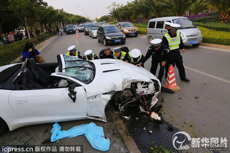 昆明“飙车党”一路狂飙车毁人亡 豪车司机被弹飞