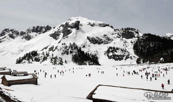 香格里拉巴拉格宗雪山美景如画