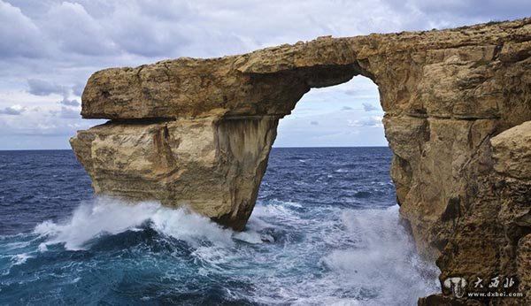 马耳他著名景点“蓝窗”坍塌
