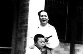 毛泽东有两位胞弟，有两个亲侄子：毛远新是毛泽东大弟弟毛泽民之子。贺麓成（本名毛岸成）则是毛泽东小弟弟毛泽覃之子。