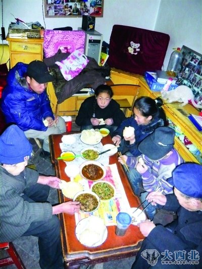 陈尚义和孩子们吃午饭