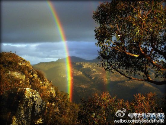 乌鲁鲁岩石上的彩虹