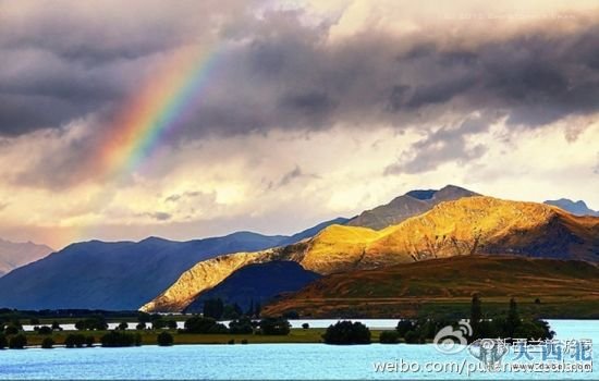 雨后瓦纳卡湖上出现彩虹(图自@新西兰旅游局的微博)