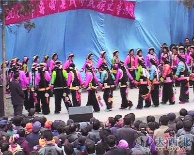 舟曲县立节乡群众表演的“多地”舞