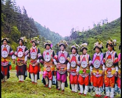 舟曲县博峪乡群众表演的“多地”舞
