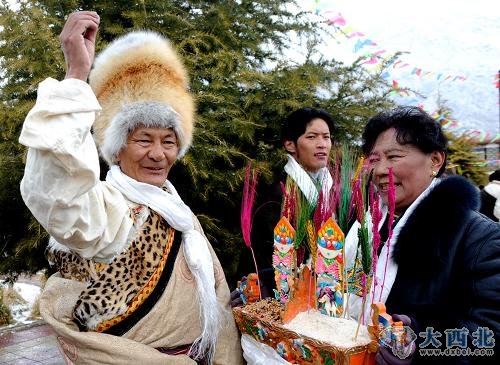 资料图片：2月25日，拉萨西郊安居园居民索巴（左）在品尝吉祥“切玛”。当日是藏历土牛新年第一天，拉萨市民沉浸在新年的欢乐之中，人们身着盛装载歌载舞，互敬象征五谷丰登的“切玛”和青稞美酒，互祝藏历新年“扎西德勒”。 新华社记者 索朗罗布 摄