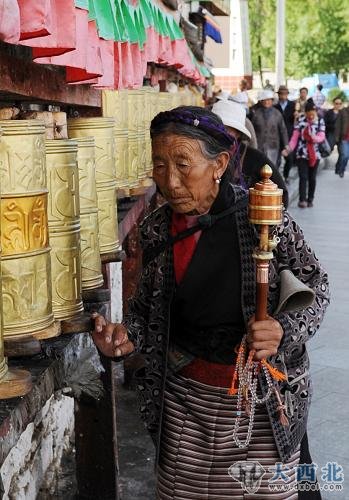 6月19日，一名藏族妇女在转经祈福。