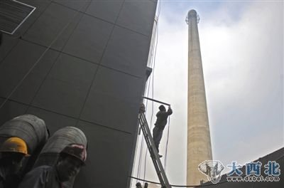 2011年11月15日，马连道一处锅炉供热点，工人们正在为旁边新建的天然气锅炉布线。本报资料图片 本报记者 杨杰 摄