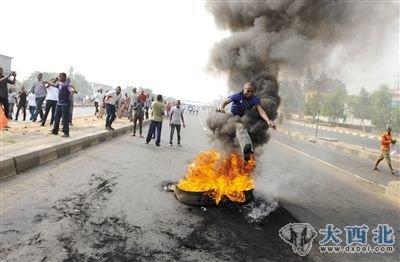 1月9日，尼日利亚拉各斯，民众示威抗议油价上涨。 
