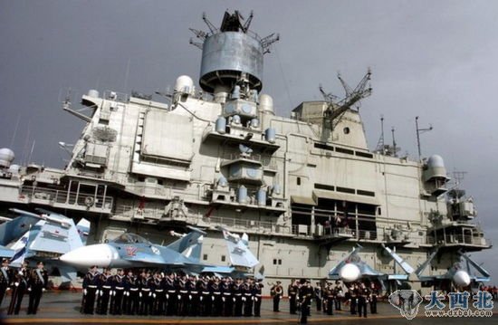 1月8日，俄罗斯海军仪仗队在库兹涅佐夫号航母上欢迎到访的叙利亚军方高层。