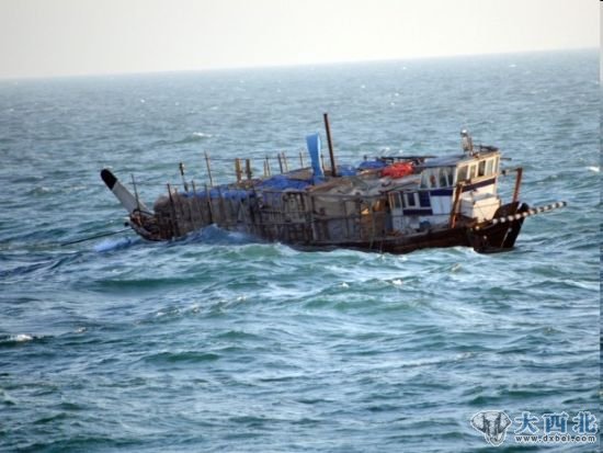 一艘货船因发动机室进水停在伊拉克乌姆卡斯尔港东北部海域。
