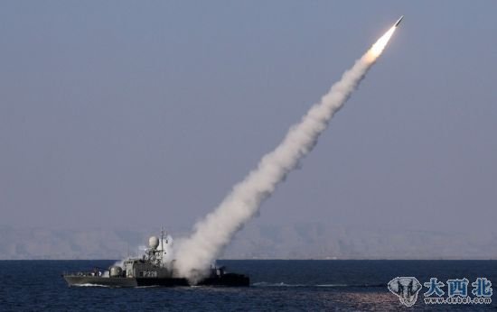 资料图：在去年底的军演中，一艘伊朗海军导弹艇发射新型防空导弹。