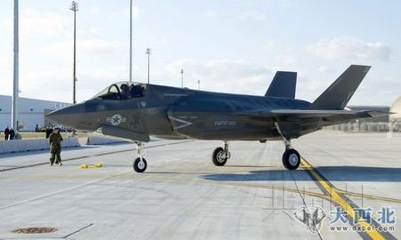 1月11日，美国洛克希德·马丁公司首次向美海军陆战队交付了2架最尖端隐形战机F-35成品。图为2架战机被运抵佛罗里达州的埃格林空军基地。