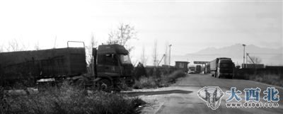 穿过前黑龙庙村“免检”暗道的超载大货车（左），与从检查站出来的货车车流，汇合到一起，进入高速路。