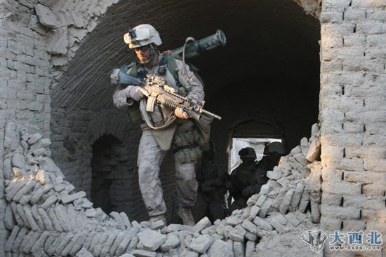 资料图：驻阿富汗北约联军士兵正在搜索塔利班武装