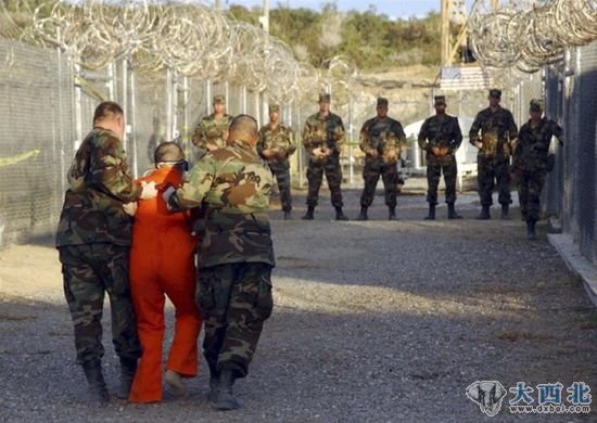 关塔那摩监狱由美国军方严密掌控，图为美方人员正在押解囚犯。
