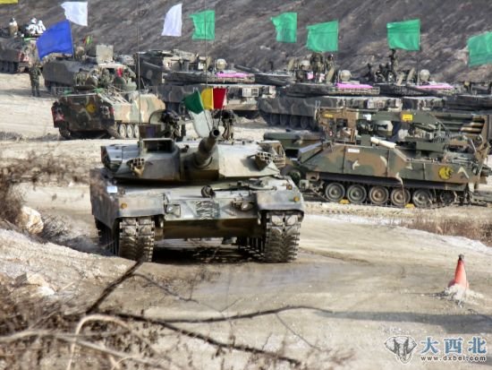 资料图：韩国制造的K1A1主战坦克正在演习中。