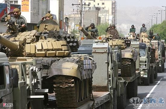 资料图：伊朗陆军改型T-72主战坦克参加阅兵式。