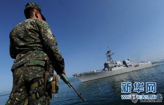 2011年6月28日，参加美菲年度海上联合军演的美军“钟云”号导弹驱逐舰抵达菲律宾巴拉望省普林塞萨港。