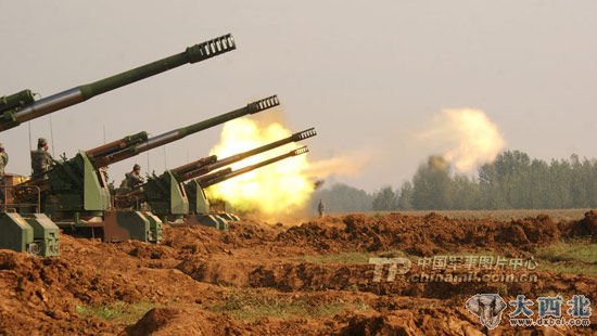 资料图：解放军列装的新型轮式122毫米卡车炮依次开火。