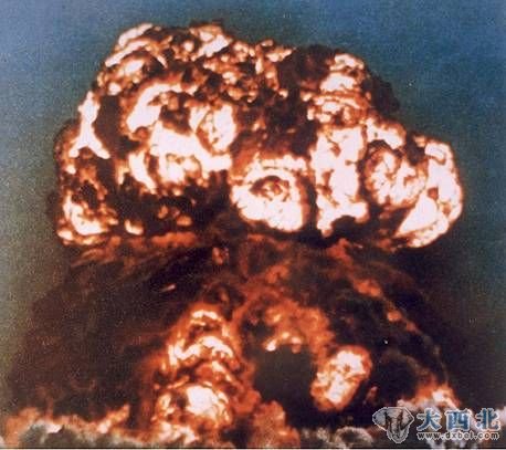 1964年10月16日15时，中国第一颗原子弹爆炸成功！