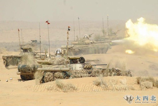 资料图：印度陆军主战坦克战车群在沙漠地区进行实战演练。