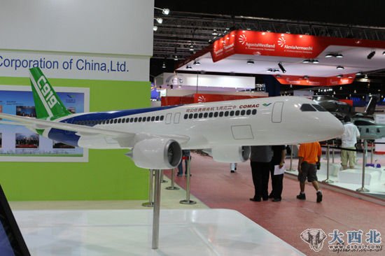 2月14日，国产C919客机模型亮相新加坡航展。摄影：刘煊