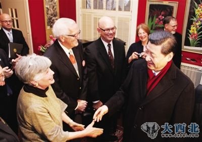 当地时间2月15日，国家副主席习近平到访马斯卡廷市，并与27年前第一次访问此地时结识的老朋友举行茶叙。图为习近平与当年接待他的女主人德沃切克夫人握手。