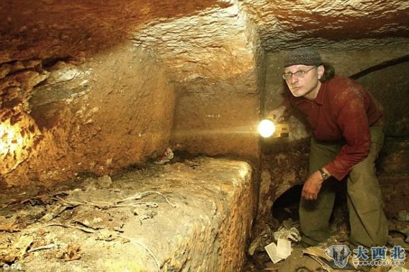 2007年，纪录片导演希姆查-雅各布维奇正对一个墓穴进行勘察