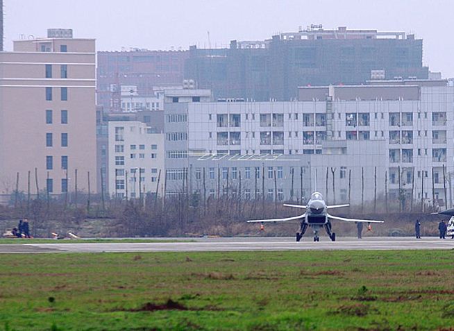 中国空军最新一批歼-10A战斗机正在某机场做出厂前的试飞工作。