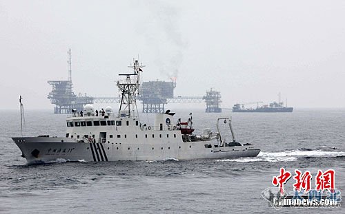 图为中国海监船在海上进行执法航行。中新社发 南海 摄