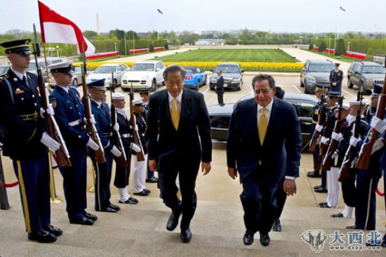 2012年4月4日，美国国防部长帕内塔（中右）欢迎新加坡国防部长黄永宏（中左）来访。