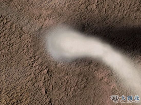 美国宇航局火星勘测轨道飞行器上的高清晰度科学实验成像照相机(HiRISE)这个月拍摄到的一场高达12英里(19.31公里)的尘暴画面