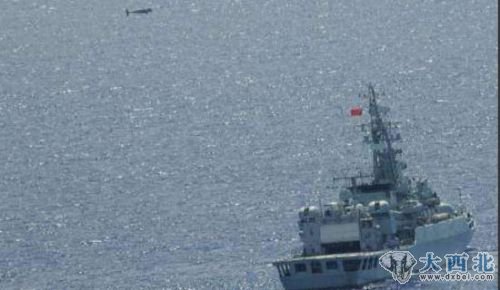 资料图：日本自卫队拍摄的中国海军舰队通过冲绳近海时舰艇上空的无人机