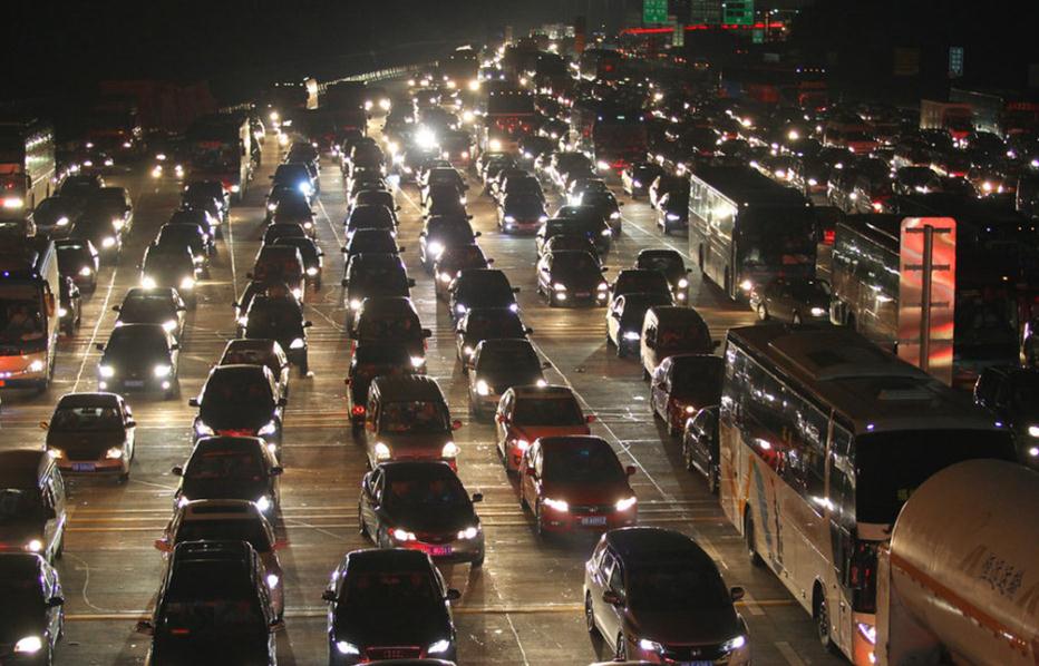 2012年9月29日晚，深圳市机荷高速公路荷坳收费站，惠州汕头方向的车流堵着不动。