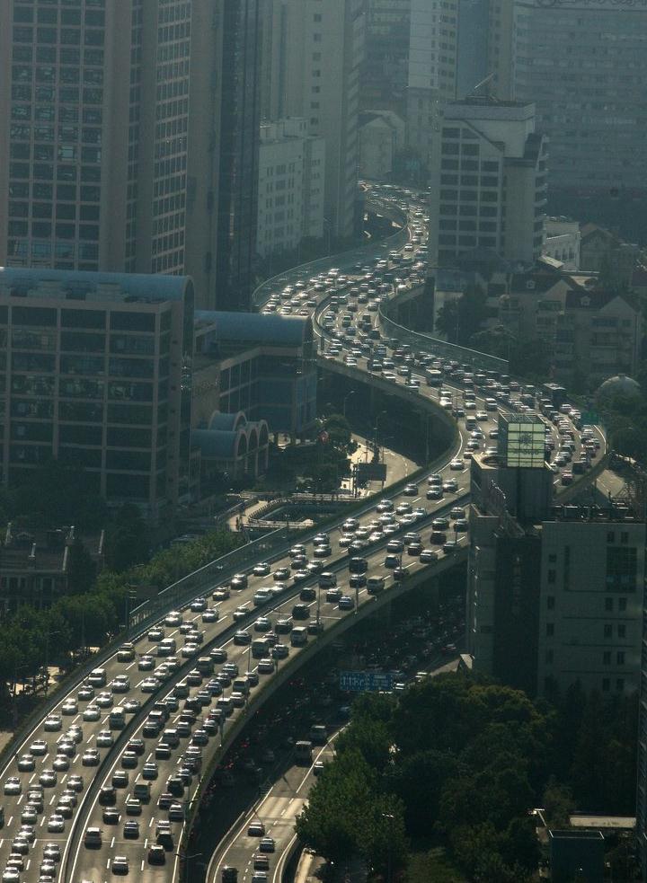 2012年09月29日，上海，双节前最后一个工作日，从下午2时开始，上海城区主要路网已出现大面积黄色或红色拥堵。