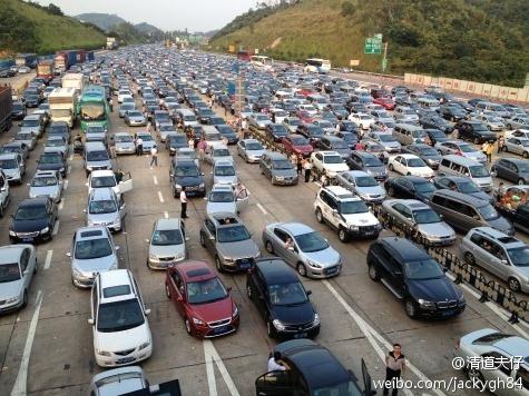 9月20日早上，广州，高速路上车辆大量拥堵。
