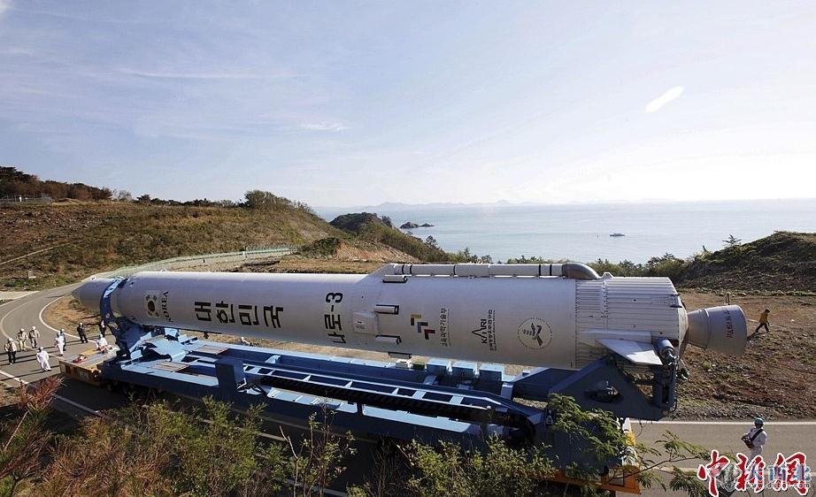 当地时间124日上午，工作人员将韩国首枚运载火箭“罗老”号移至发射场地。据悉，发射预定日的前一天将进行预备发射演练。若无异常，罗老号将于26日下午发射。中新网