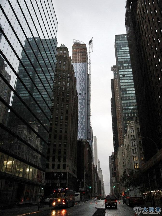 这座位于第57街的摩天大楼“ONE57”可以俯看中央公园，虽没建成但大多单元已销售一空，其顶层单位售价在1亿美元以上，据当地媒体报道其中有多套被中国买家购得。