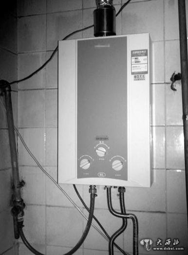 事发出租屋内，卫生间里安装的燃气热水器。