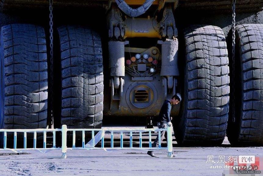 内蒙古哈尔乌素露天煤矿，一批总价1.57亿的自卸载重卡车亮相。