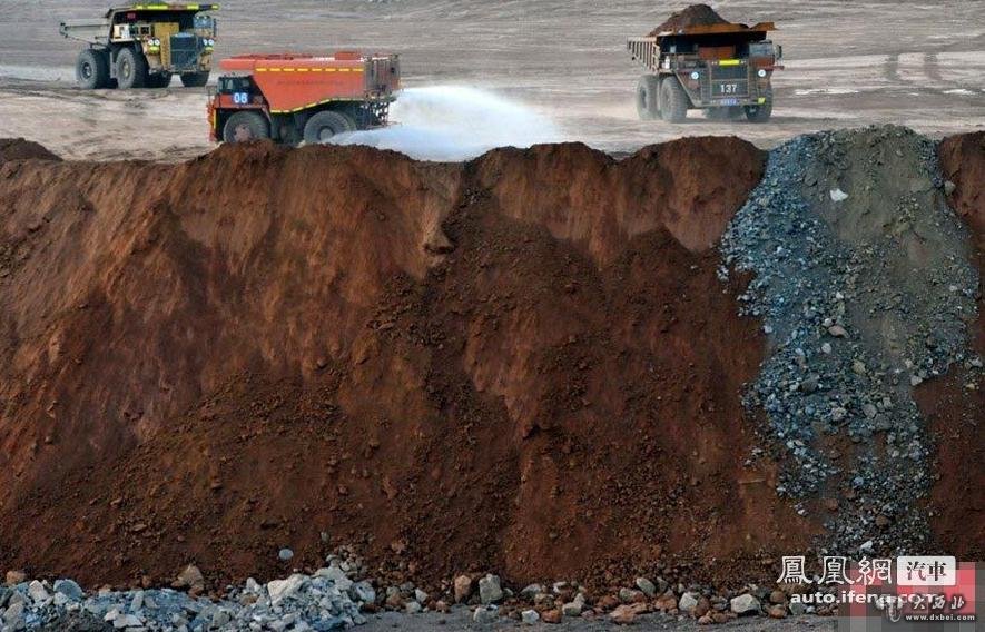 内蒙古哈尔乌素露天煤矿，一批总价1.57亿的自卸载重卡车亮相。