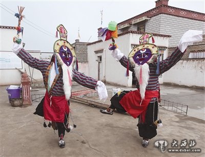 甘丹曲果村村民在表演甘曲藏戏
