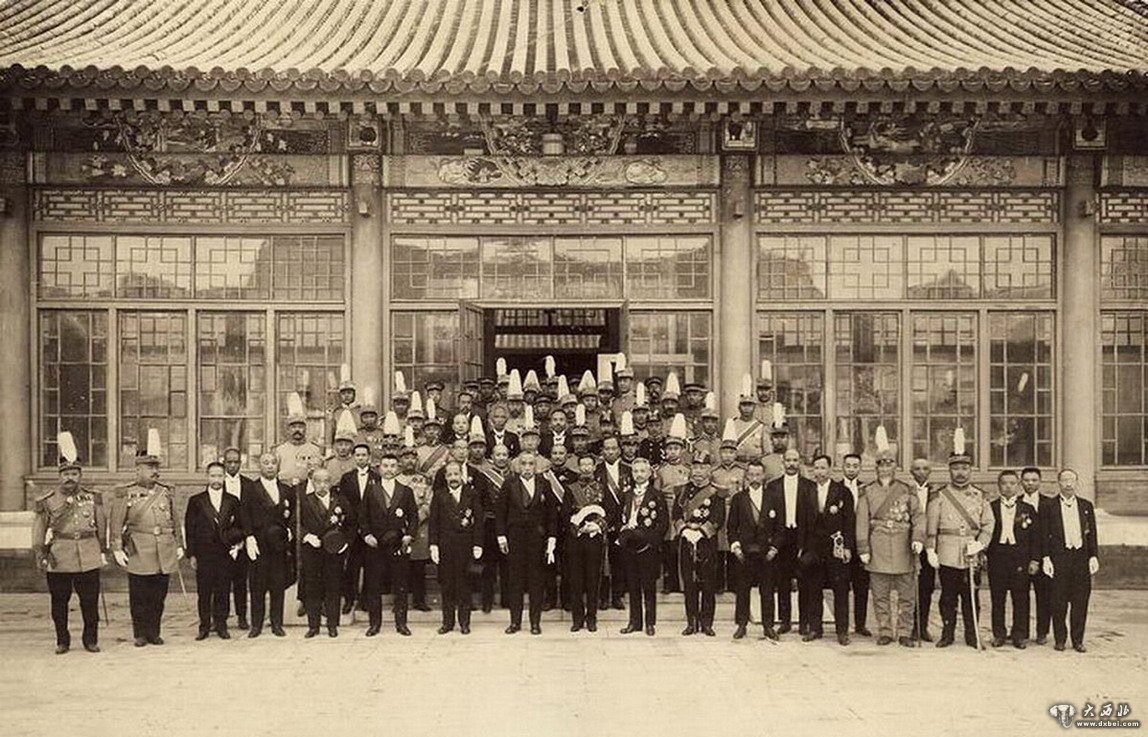 1918年10月10日徐世昌就任总统仪式后与众官员的合影