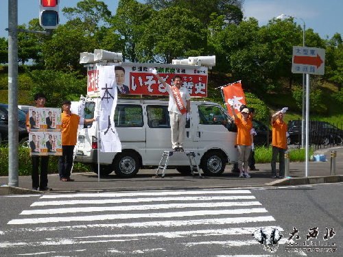 2013年7月10日民主党议员在福冈县街头演讲（图片来源：福冈市议会会员网）