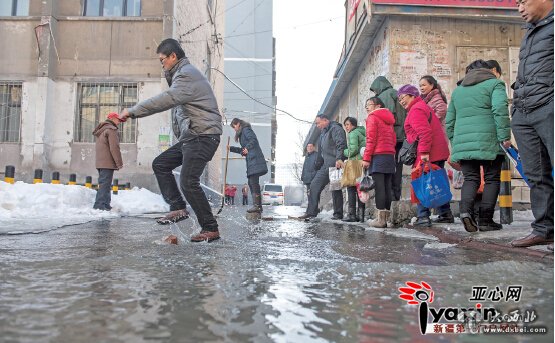 乌鲁木齐一条暗渠被垃圾堵塞 大水溢流涌入三建家属院