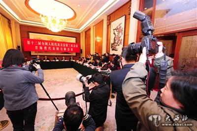 青海代表团向中外媒体开放团组会议 吸引60名记者
