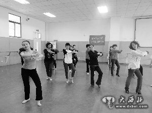 西北师大舞蹈学院学子走进社区教老人跳舞