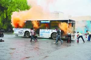 公交集团救援人员紧急“灭火”